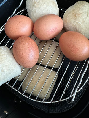 Du kannst Aufbackbrötchen und Eier gleichzeitig in den Airfryer geben
