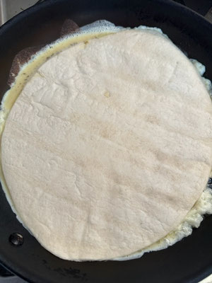 Tortilla Wrap oben drauf geben und leicht festdrücken