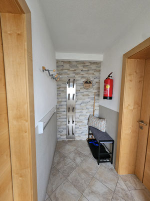 Komfortabler Eingangsbereich mit Garderobe in der Ferienwohnung Apart Bianca in Kaltenbach im Zillertal