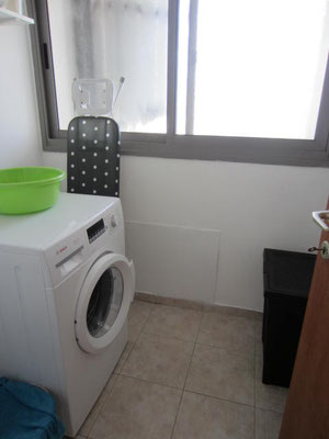 Buanderie avec lave linge