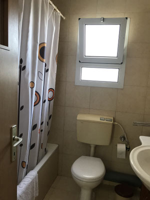 Salle de bain avec baignoire