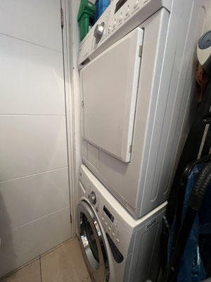 Buanderie avec lave linge et sèche linge