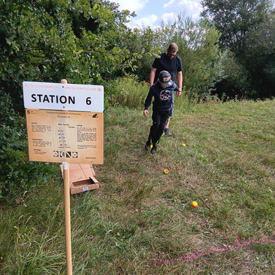 Station 06 Tennisball klemmen