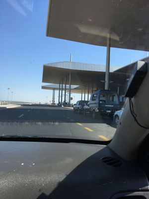 Einfahrt zum Flughafen Hurghada