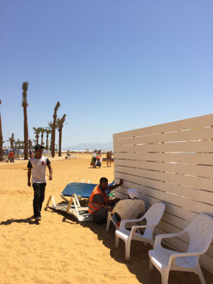 Das "geschulte" Hotelpersonal am Hotelstrand OASIS