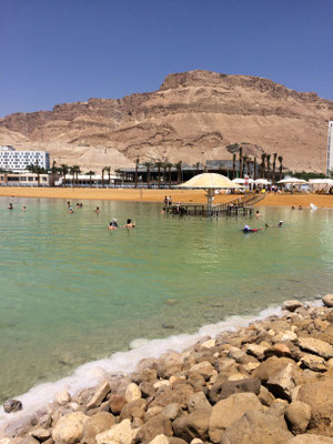 Blick auf Strand und Berg