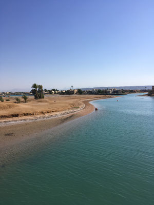 Lagune mit Wüste
