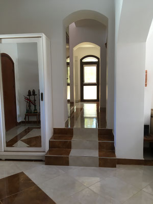 Treppe zum Gästetrakt