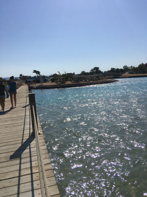 Elend langer Steg zur Badeplattform im Roten Meer