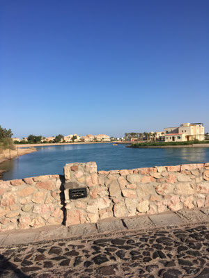 Kopfsteinpflaster auf der Brücke über eine Lagune
