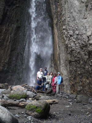 Walking Safari im Arusha-Nationalpark gehen oft zum Wasserfall.