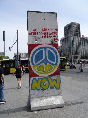 Topaktuell: Ein Mauerstück auf dem Potsadmer Platz macht auf den Überfall der Ukraine durch das russische Putinregime aufmerksam.