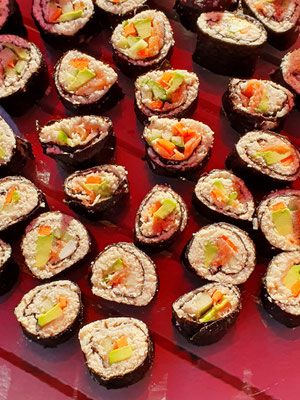 Sushi mit Blumenkohlreis