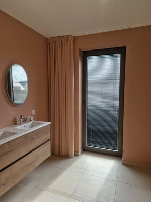 gordijn in badkamer transparante stof kleur roest