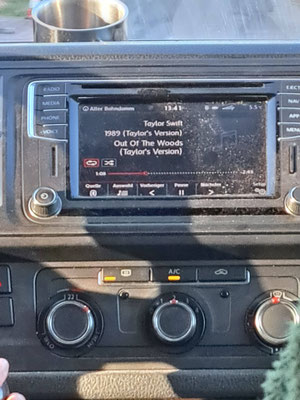 passende Musik auf dem Rückweg aus der Plantage