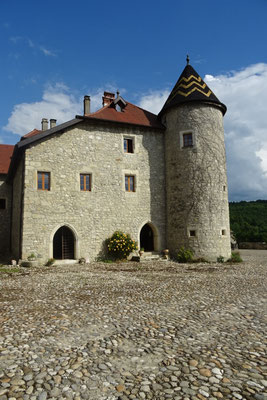 La cour du château de Pelly (photo Jl Sartre 2016)