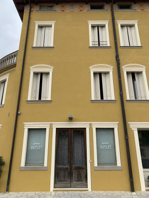 Decorazione di finte cornici intorno a porte e finestre, esterno, B&B
