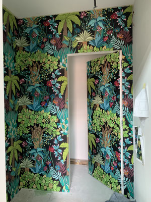 Replica dei disegno di una piastrella in un anti bagno e su porta a scomparsa, studio geometri