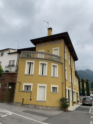 Decorazione di finte cornici intorno a porte e finestre, esterno, B&B