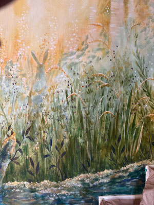 dipinto artistico di bosco sulla parete delle scale di casa
