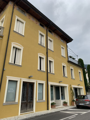 Decorazione di finte cornici intorno a porte e finestre, esterno, B&B