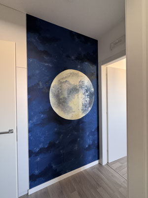 dipinto in corridoio: la luna che si illumina al buio