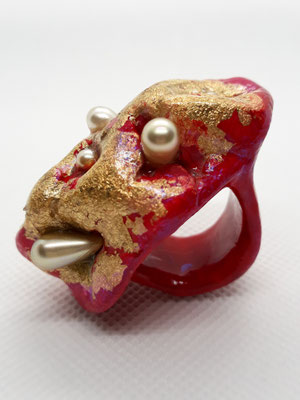 Diva / Ringkopf H 1,5 cm x L 2,5 cm x B 4cm, Acrylfarbe, Blattgold, Perlen