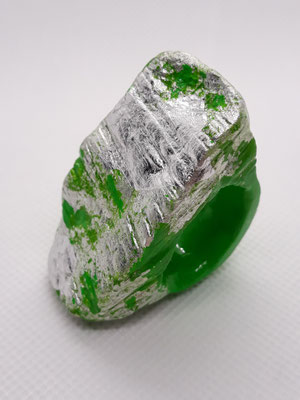green rock / Ringkopf 5 cm x 2,5 cm, Acrylfarbe, Blattsilber