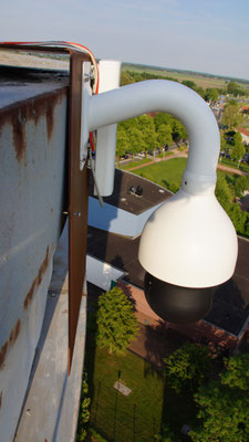 dit jaar is de camera verplaatst naar de watertoren, zodat we IN het nest kunnen kijken