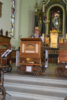 Hans R. Schmid  von Villmergen mit seiner selbst gebauten 45er Konzertorgel mit 106 Pfeifen.