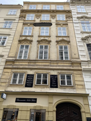 Wien 1, Singerstraße 18, Fassade ca. 1720. Reparatur mit traditioneller Kalktechnik 1986. Die erste mit Kalk reparierte Fassade in Wien, nachdem die traditionelle Kalktechnik zugunsten von Kunstharzfarben 15 Jahre auch in der Denkmalpflege nicht mehr ange