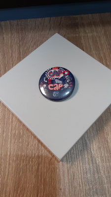 <FONT size="5pt">Badge Les Parisiennes  Cap