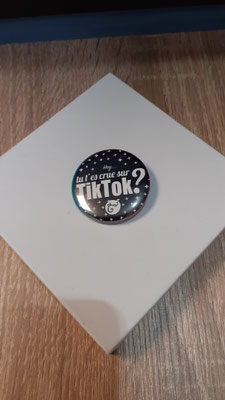 <FONT size="5pt">Badge Les Parisiennes Tik Tok