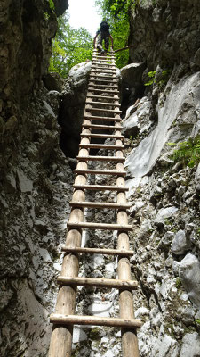 Die lange Leiter am Ende der Klamm