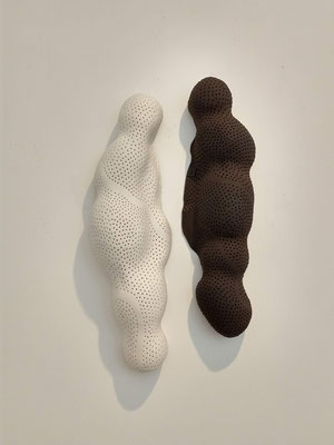 "Body", porselein,  ca. 37x10x8 cm en zwarte klei, ca. 37x10x8 cm / Liesbeth Hensels