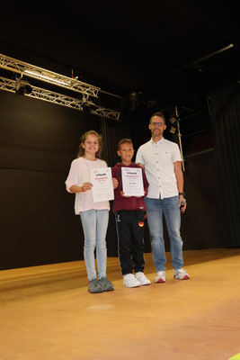 Rektor Holger Laufer mit den Jahrgangsbesten