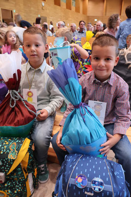 Zwei Jungs mit Schultüten