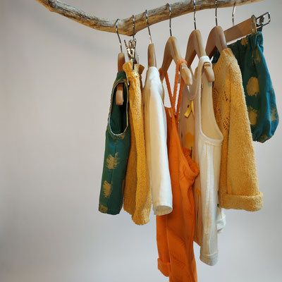 Mode éco-responsable : vêtements pour enfants 0 à 4 ans et femme  en tissu biologique peint main et tricot en fibres recyclées. Fabrication française. 