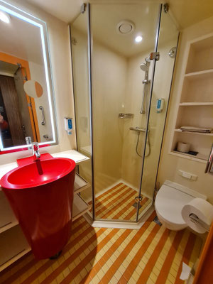 Bad mit Dusche in Kabine 8172 (Deck 8, Steuerbord hinten)