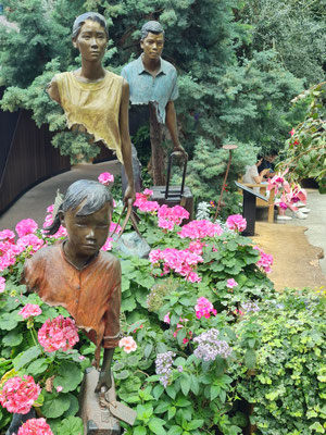 Gardens by the Bay, mit Skulpturen von Bruno Catalano