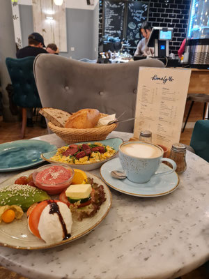 Mittagessen im Frühstücksrestaurant Homely in Hamburg