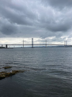 ein paar Meter daneben die neue Autobrücke