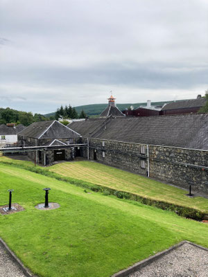 die niedrigen Gebäude der Glenfiddich Brauerei