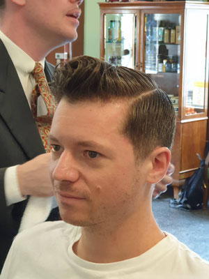 Barberfisur mit Seitenscheitel