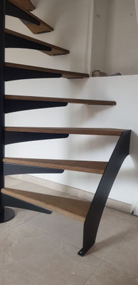 Escalier hélicoïdal en acier avec marche en bois 