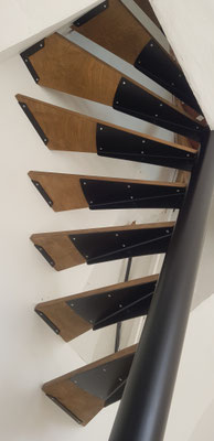 Escalier hélicoïdal en acier avec marche en bois 