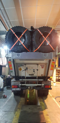support de roue de secoure avec grue (pour monter et descendre ses dernières)en acier thermolaqué