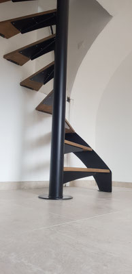 Escalier hélicoïdal en acier avec marche en bois 