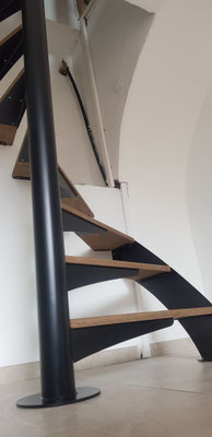 Escalier hélicoïdal en acier avec marche en bois 
