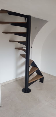 Escalier hélicoïdal en acier avec marche en bois 